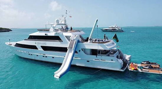 5 Reasons to Charter a Private Yacht  in the Bahamas